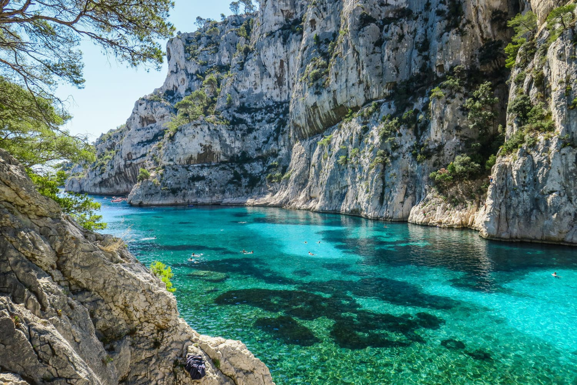 Eau turquoise et falaise en randonnée dans les calanques