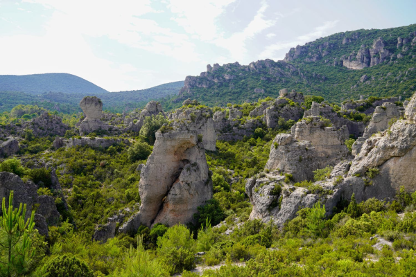 Cirque de Moureze : vue ouverte sur le chaos dolomitique