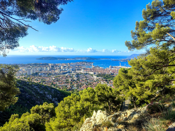 Randonnée au fort de la Croix Faron : vue sur la ville de Toulon, la rade et la Méditerranée