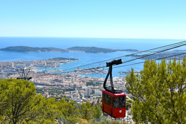 Randonnée au mont Faron : vue sur le téléphérique et la ville de Toulon