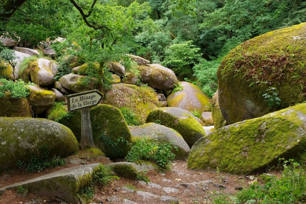 La forêt de Huelgoat et la descente vers le chaos rocheux du Ménage de la Vierge