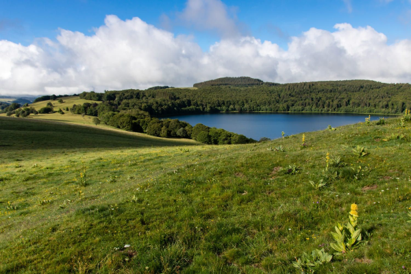 Randonnée au lac Chauvet : vue sur le lac Chauvet depuis une colline avoisinante