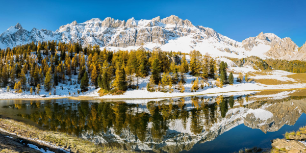 Provence-Alpes-Côte d'Azur : lac reflétant la montagne enneigée