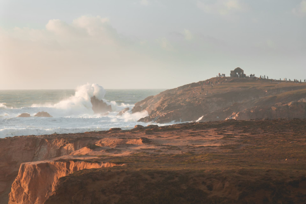 Bretagne : vagues s'écrasant sur les rochers et falaise