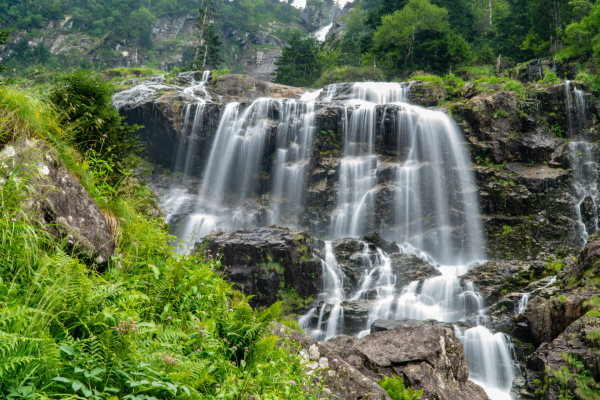 Randonnée cascade d'Ars : chutes d'eau coulant sur la roche