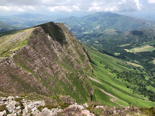 Randonnée crête d'Iparla : bord de montagne et sommets verdoyants au loin