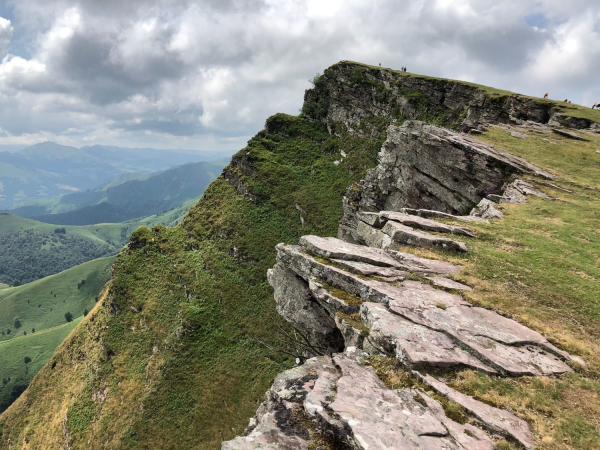 Randonnée crête d'Iparla : bord de montagne acéré et versant verdoyant