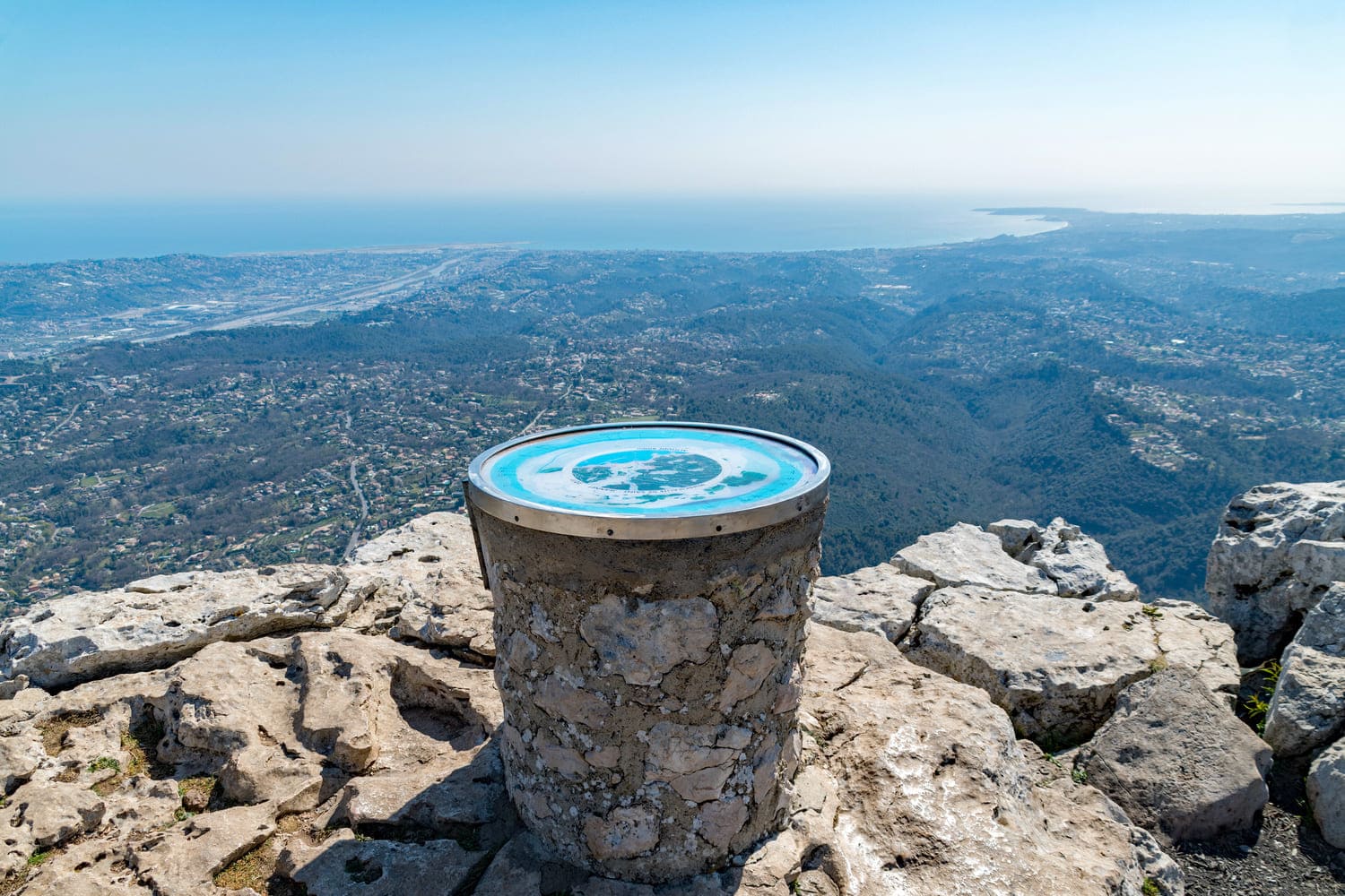 Randonnée au baou de Saint-Jeannet. Vue sur la Côte d'Azur depuis la table d'orientation au sommet du baou de Saint-Jeannet