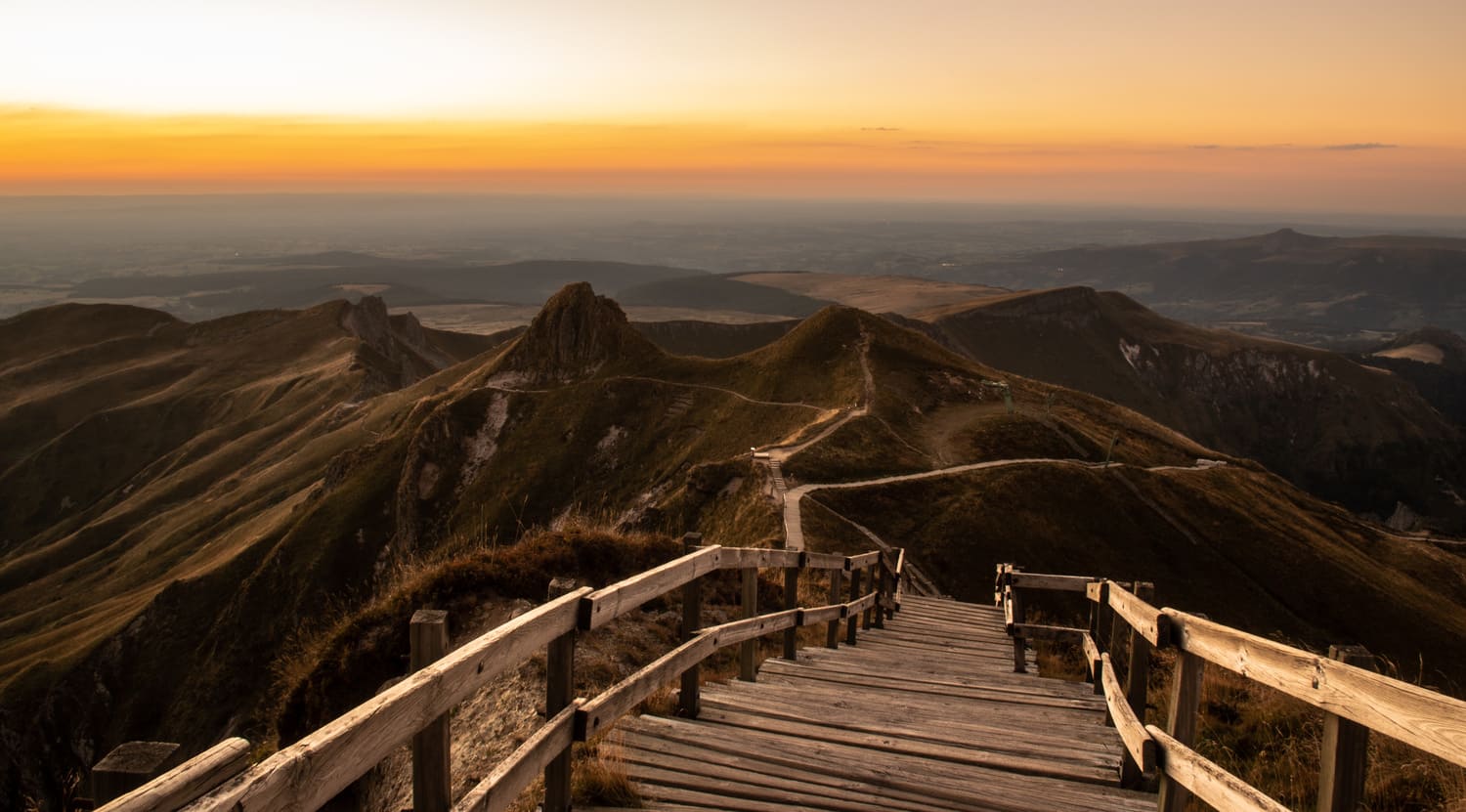 Puy de Sancy : coucher de soleil au sommet et escaliers de la randonnée depuis Mont Dore