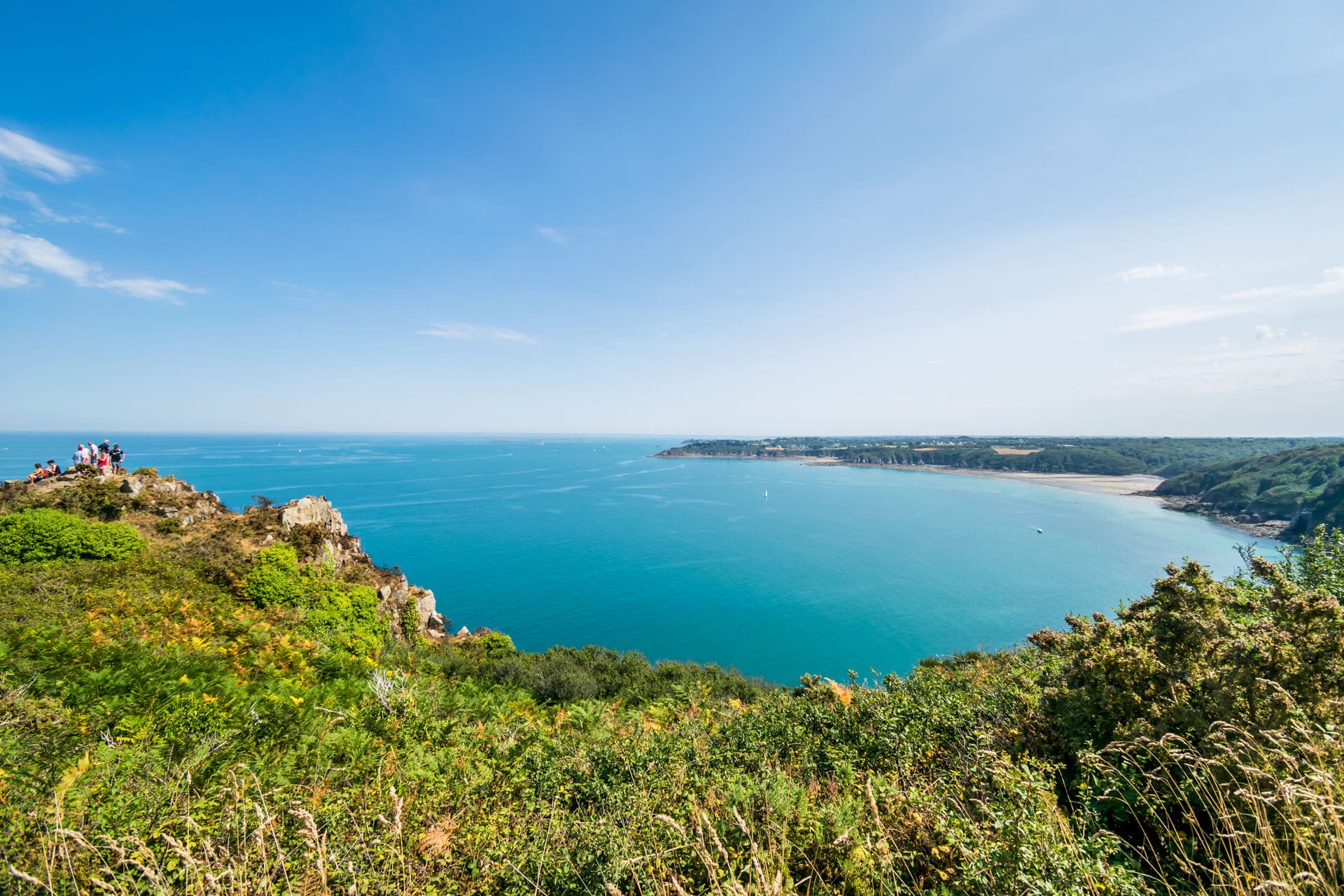 Randonnée pointe de Plouha : végétation verdoyante avec vue sur la baie, mer et ciel bleus