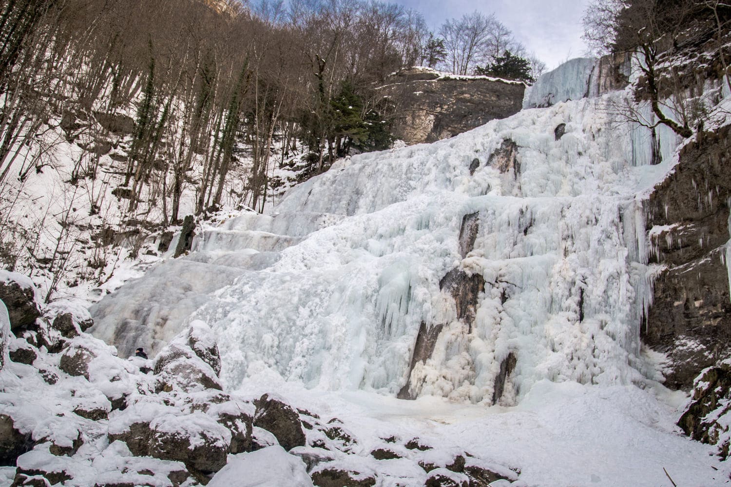 La cascade de l'Eventail glacée l'hiver, une des cascades du Hérisson