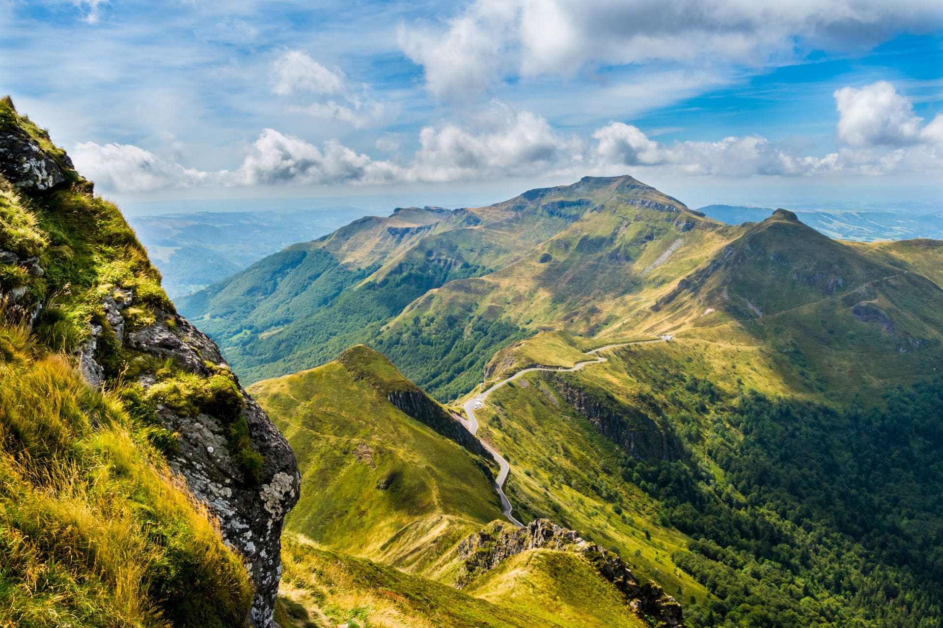 Randonnée puy Mary : monts d'Auvergne verdoyants et sentiers serpentant sur les crêtes