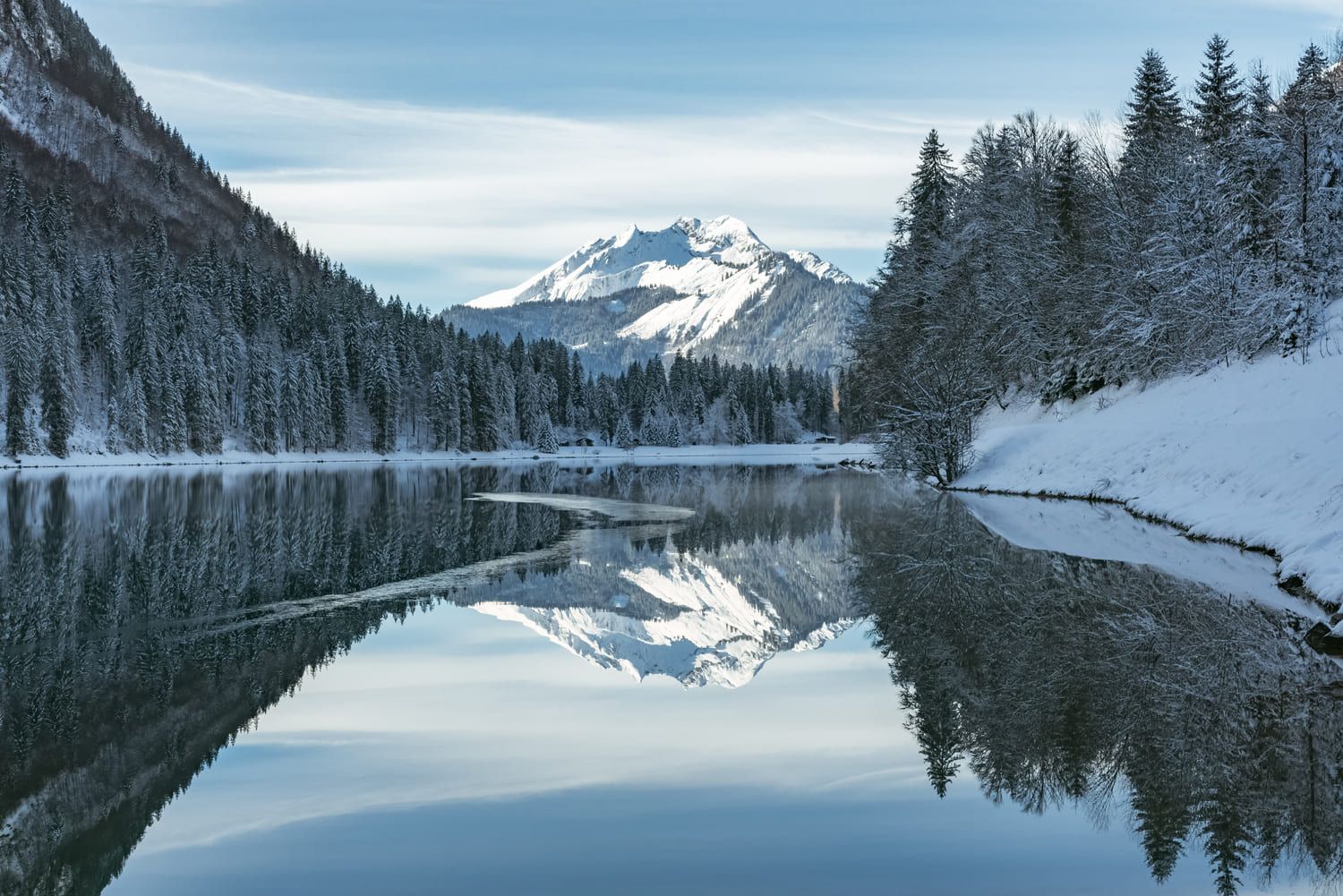 Le lac de Montriond en hiver, avec au loin le Roc d'Enfer