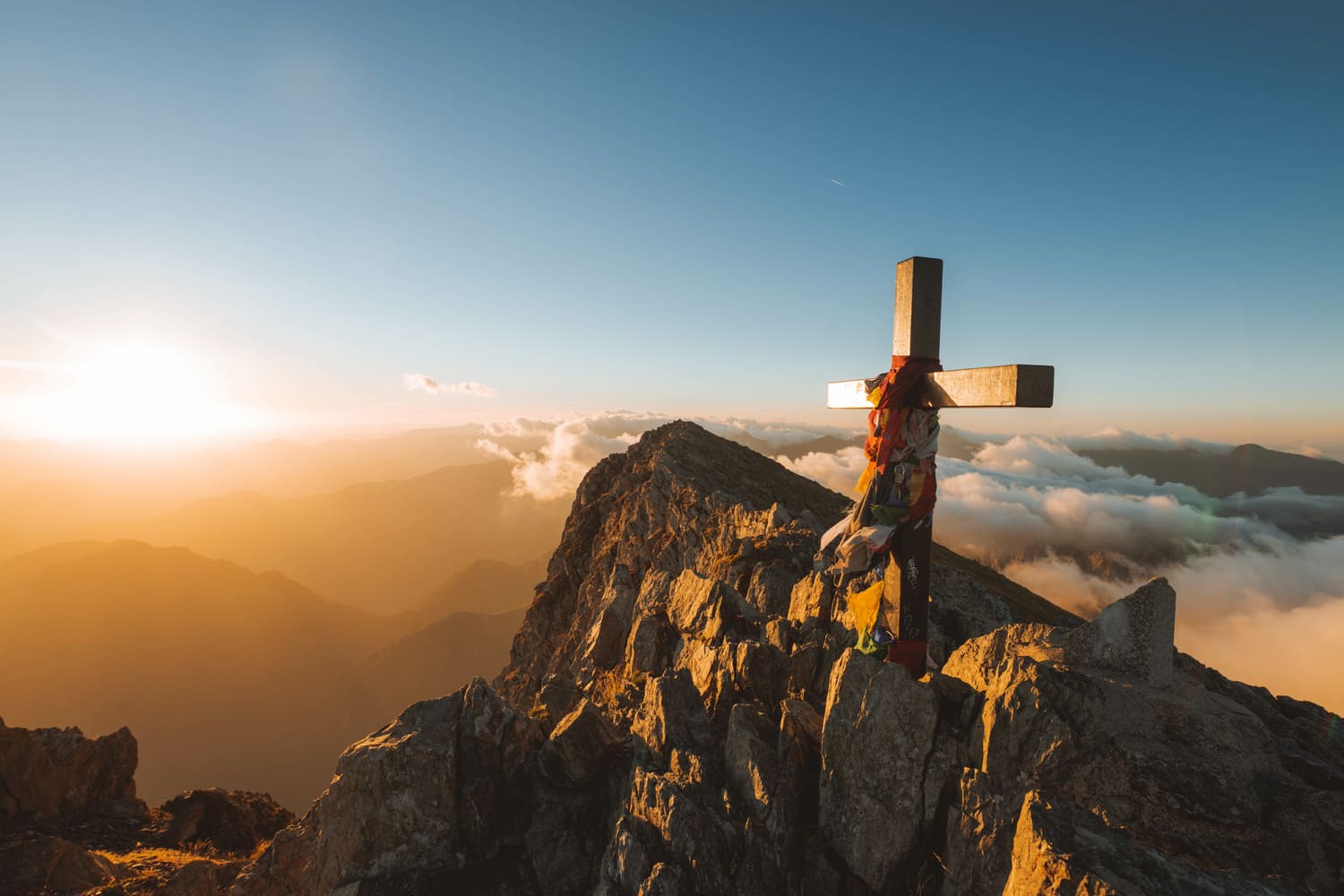 Le sommet du mont Valier et sa croix au soleil couchant