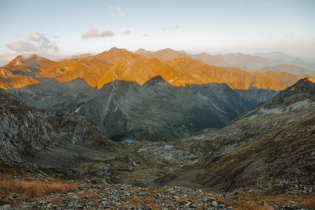 La vue depuis le col de Faustin, près du mont Valier, avec l'étang rond et le refuge des Estagnous