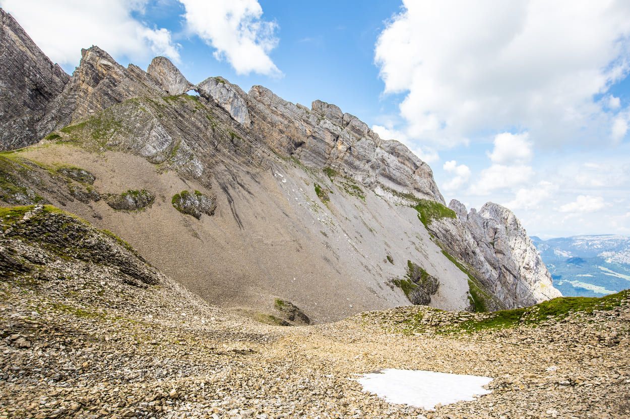 Le passage du père, avec en fond le Trou de la Mouche