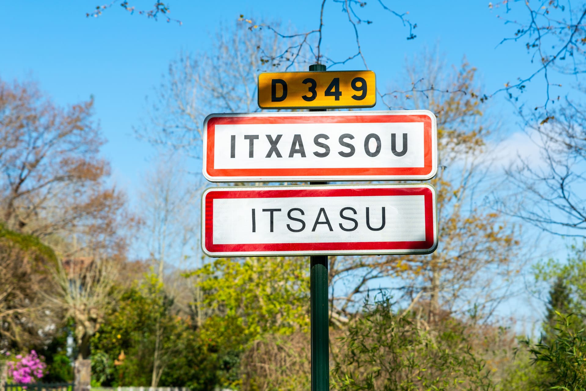 Randonnée pas de Roland : panneau avec nom de la ville en français et en basque