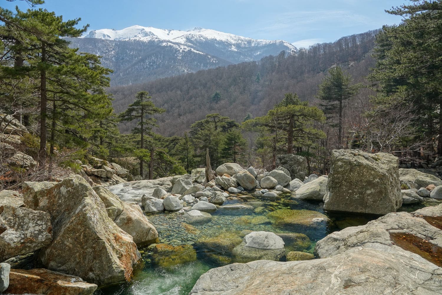 Les montagnes de Corse et la cascade des Anglais