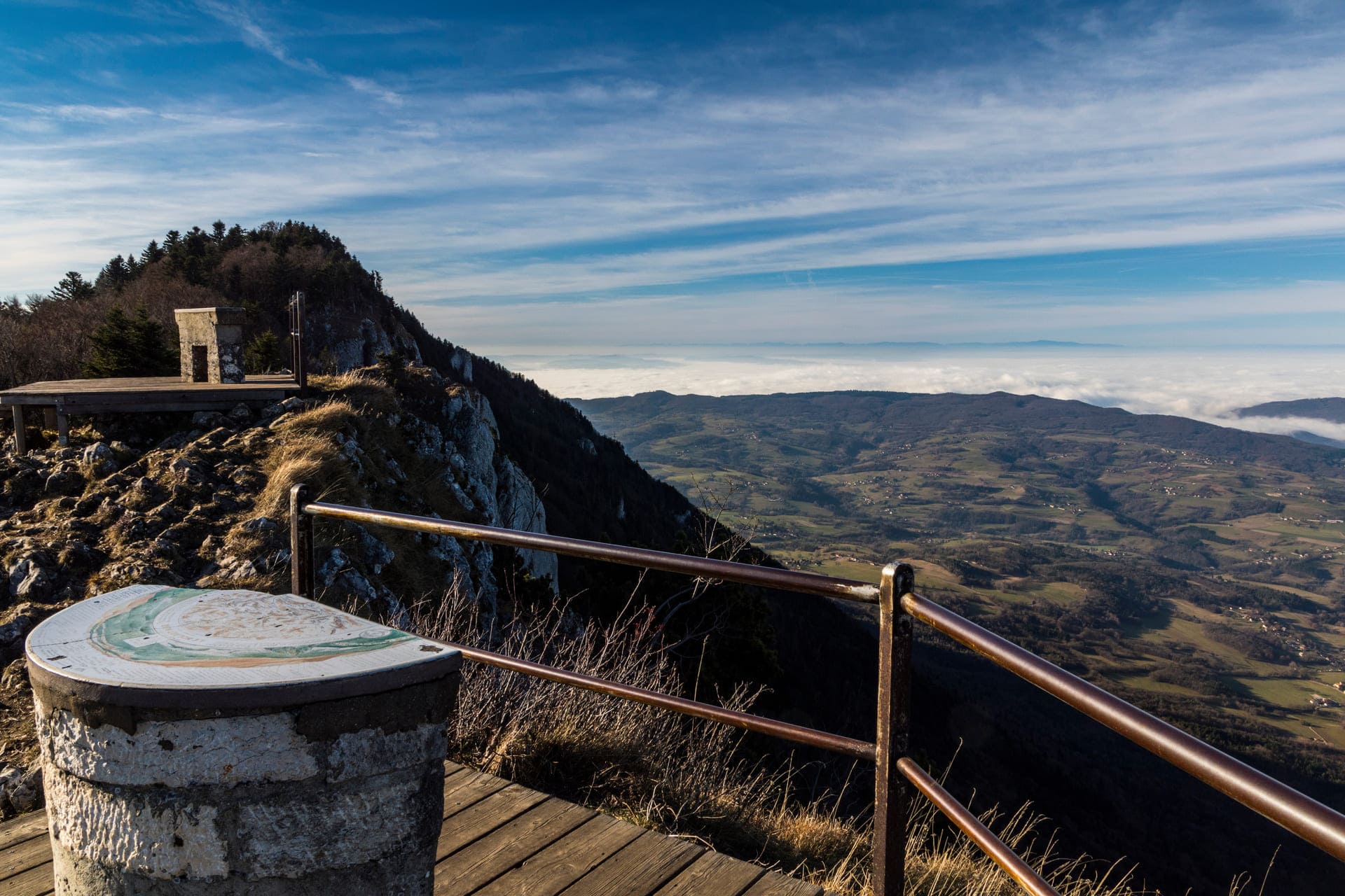 Randonnée dent du Chat : table d'orientation sur sommet de montagne