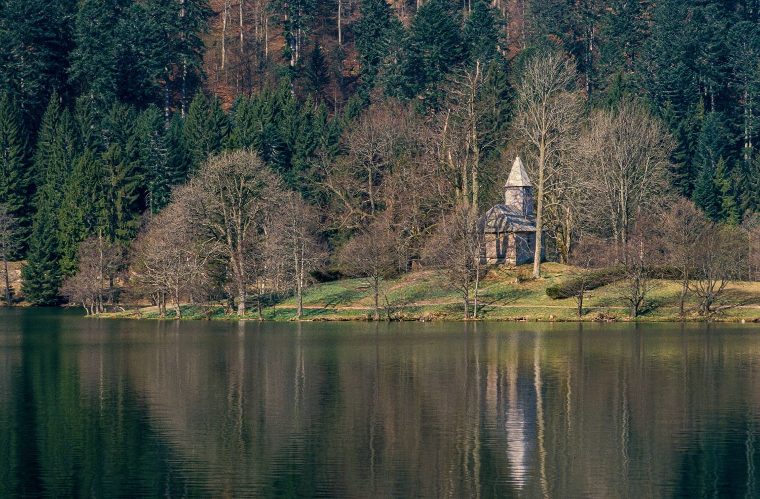 Randonnée lac de Longemer : chapelle au bord de l'eau et à l'orée de la forêt