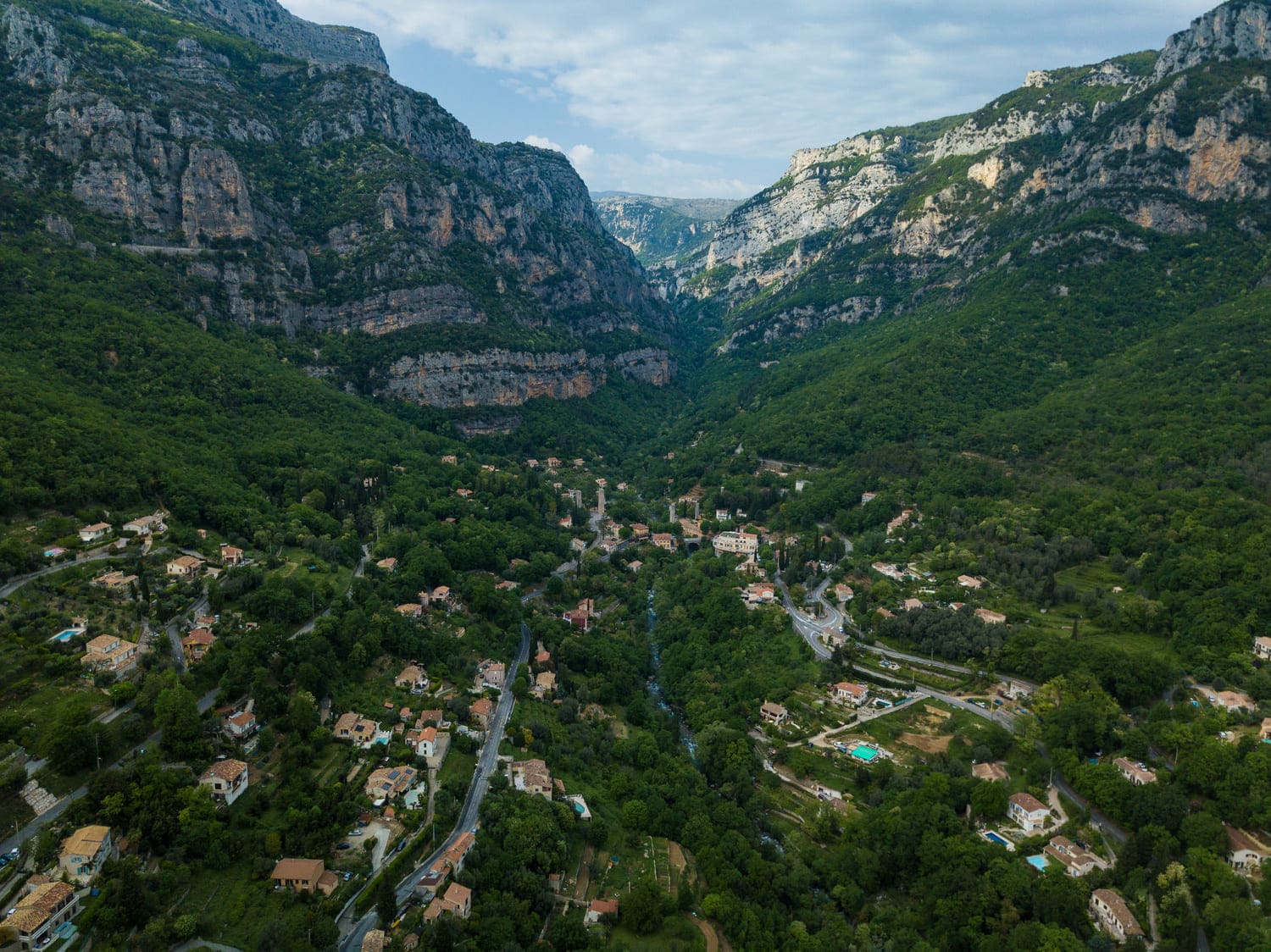 Randonnée gorges du Loup : vallée verdoyante avec maisons