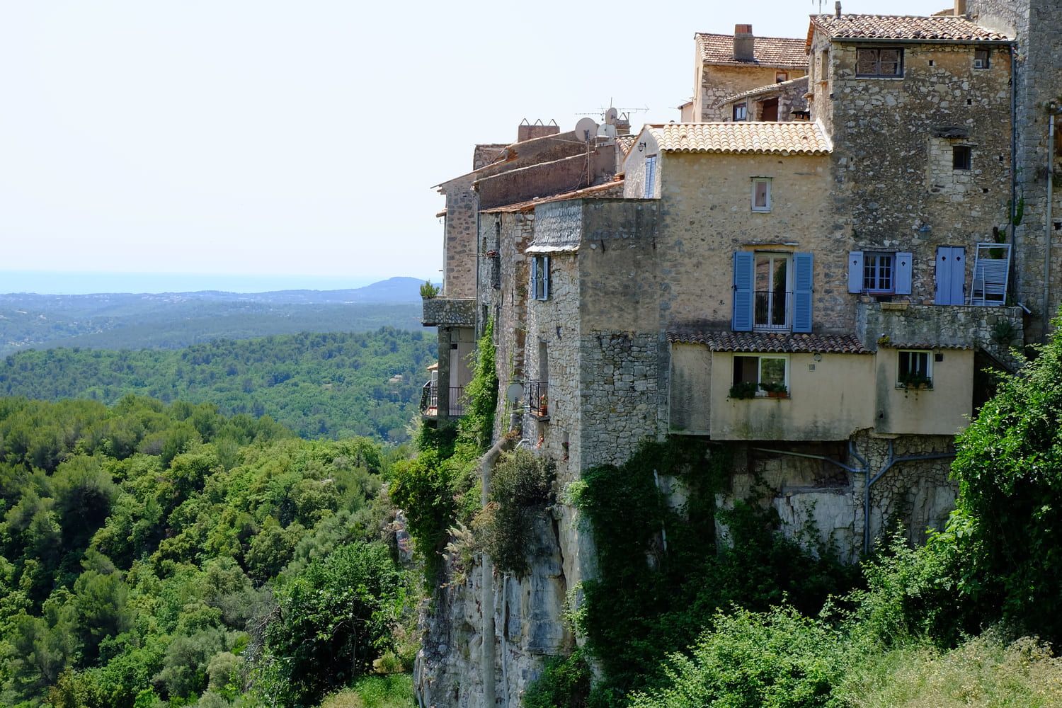 Randonnée gorges du Loup : maisons construites au bord du précipice