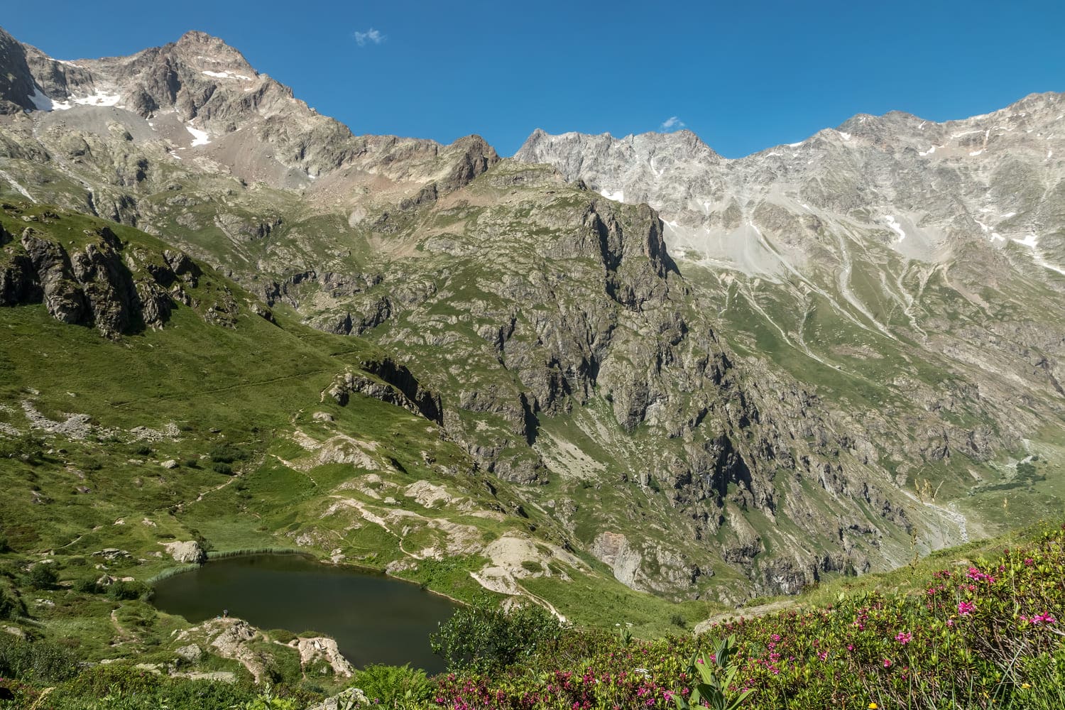 Randonnée lac du Lauzon : lac au milieu des montagnes rocheuses