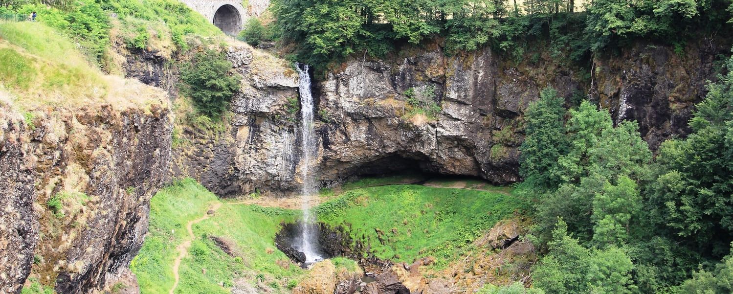 Randonnée cascade de Salins : eau chutant sur roche entourée de végétation