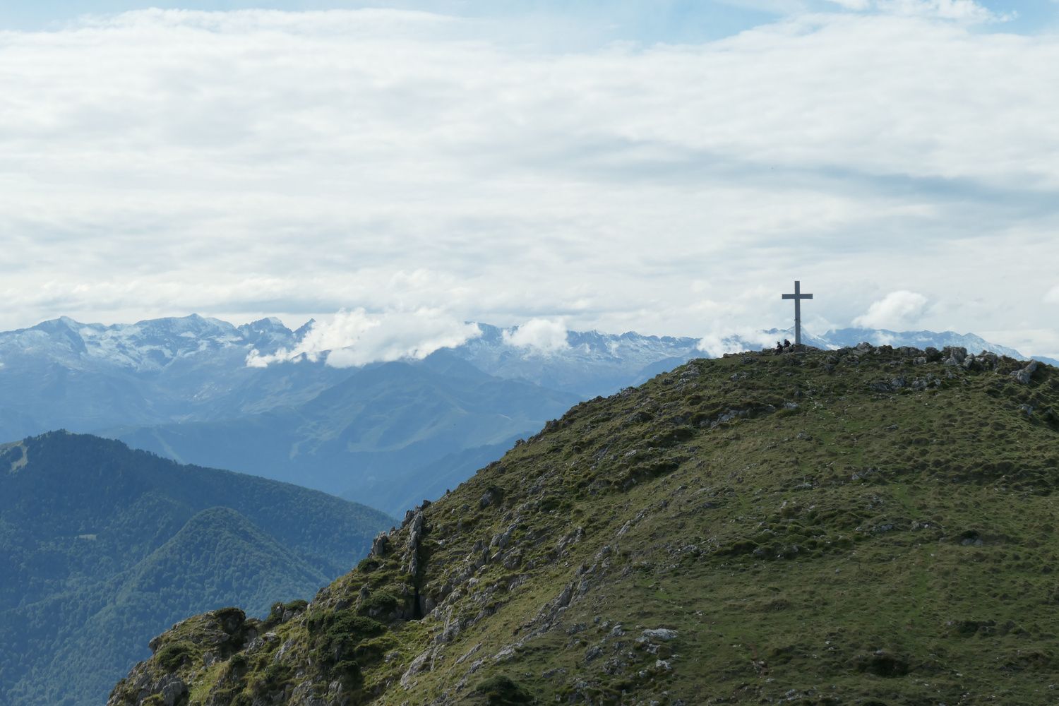 Photo du pic Saillant et de sa croix à proximité du pic du Gar.