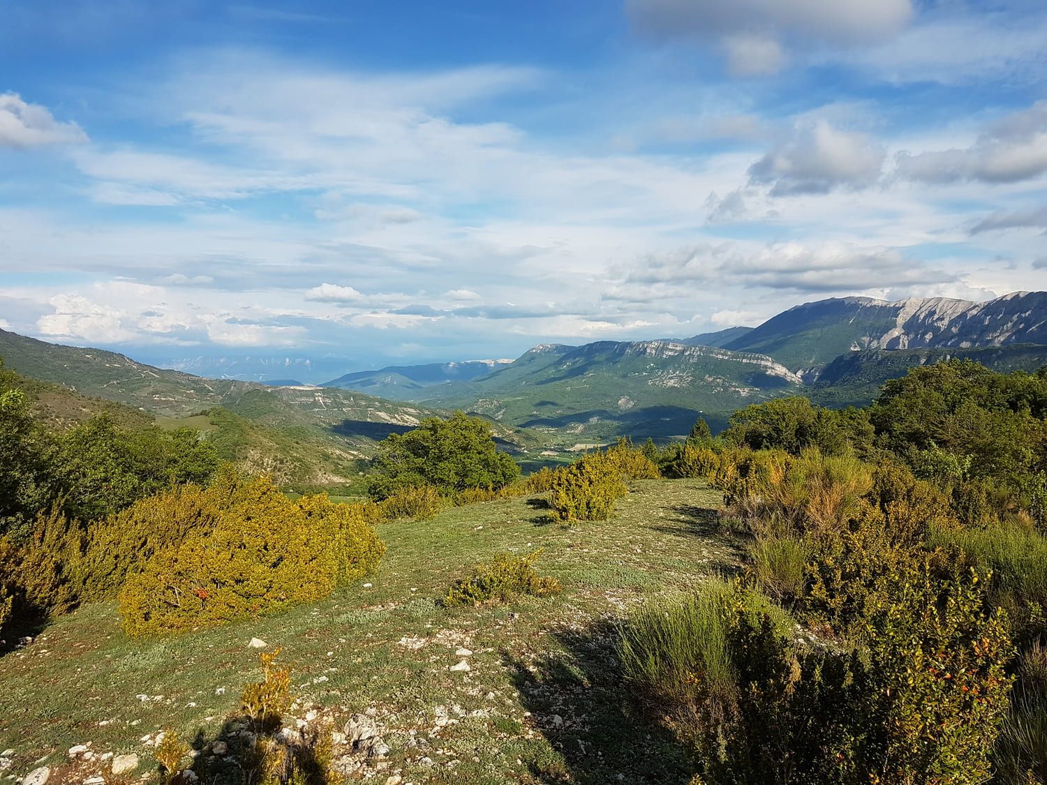 Les collines, la Chapelle et le lac du Paty
