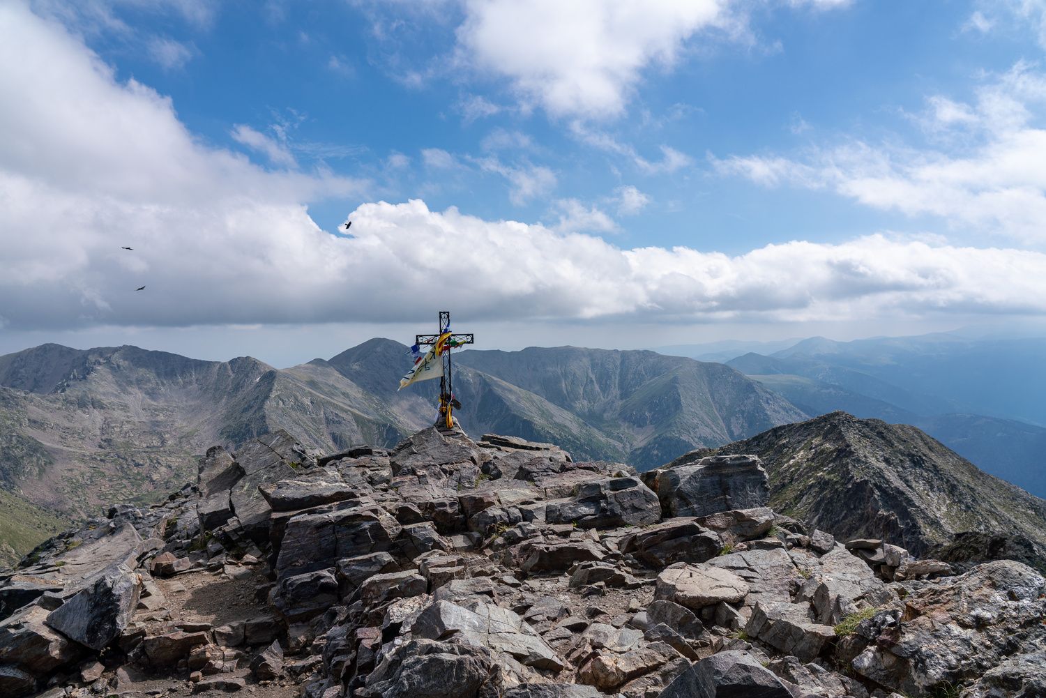 Pic du Canigou et sa croix de fer sacrée au sommet.