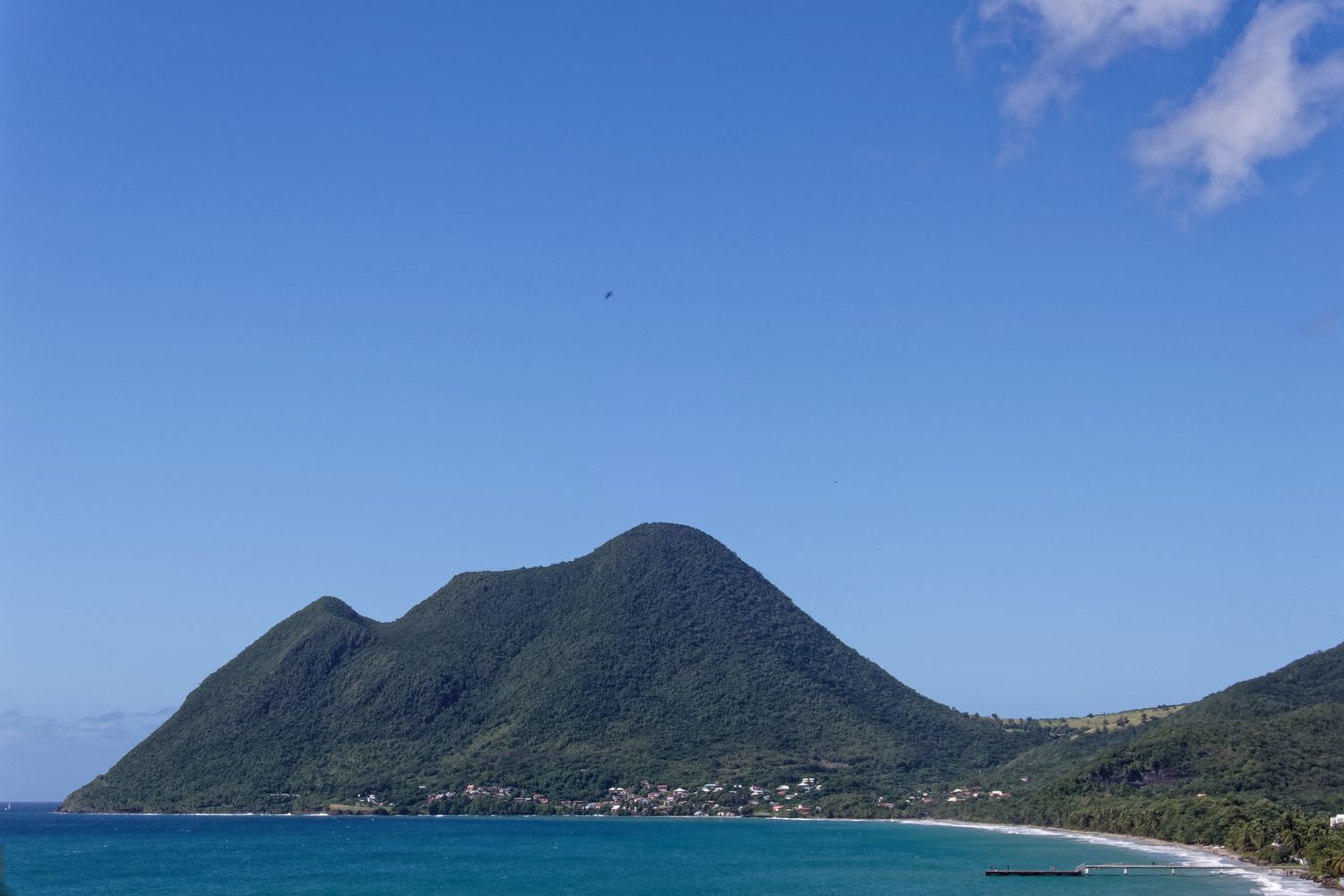 Photo du Morne Larcher en Martinique, aussi appelé la "femme couchée".