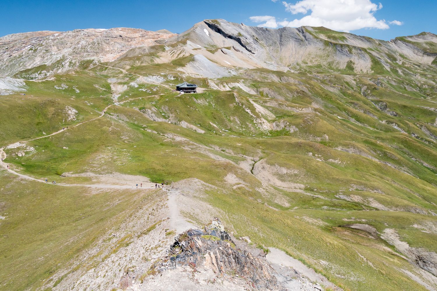 Vue sur le refuge de la Croix Bonhomme à proximité des lacs Jovet.