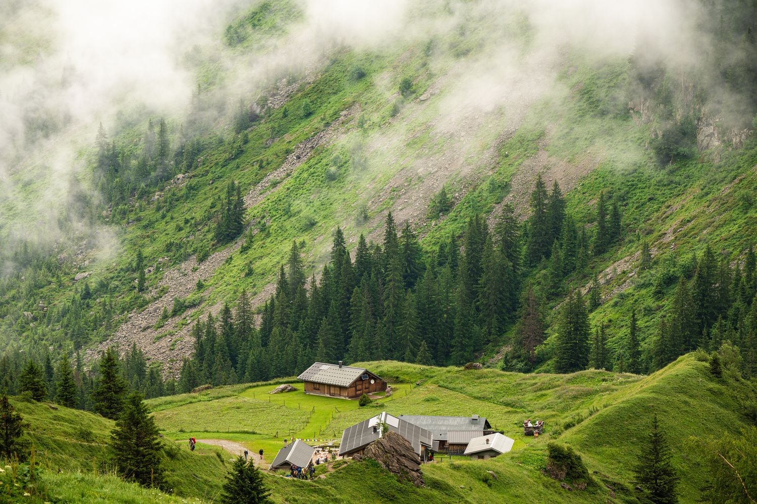 Vue sur le refuge Nant Borrant à proximité des lacs Jovet.