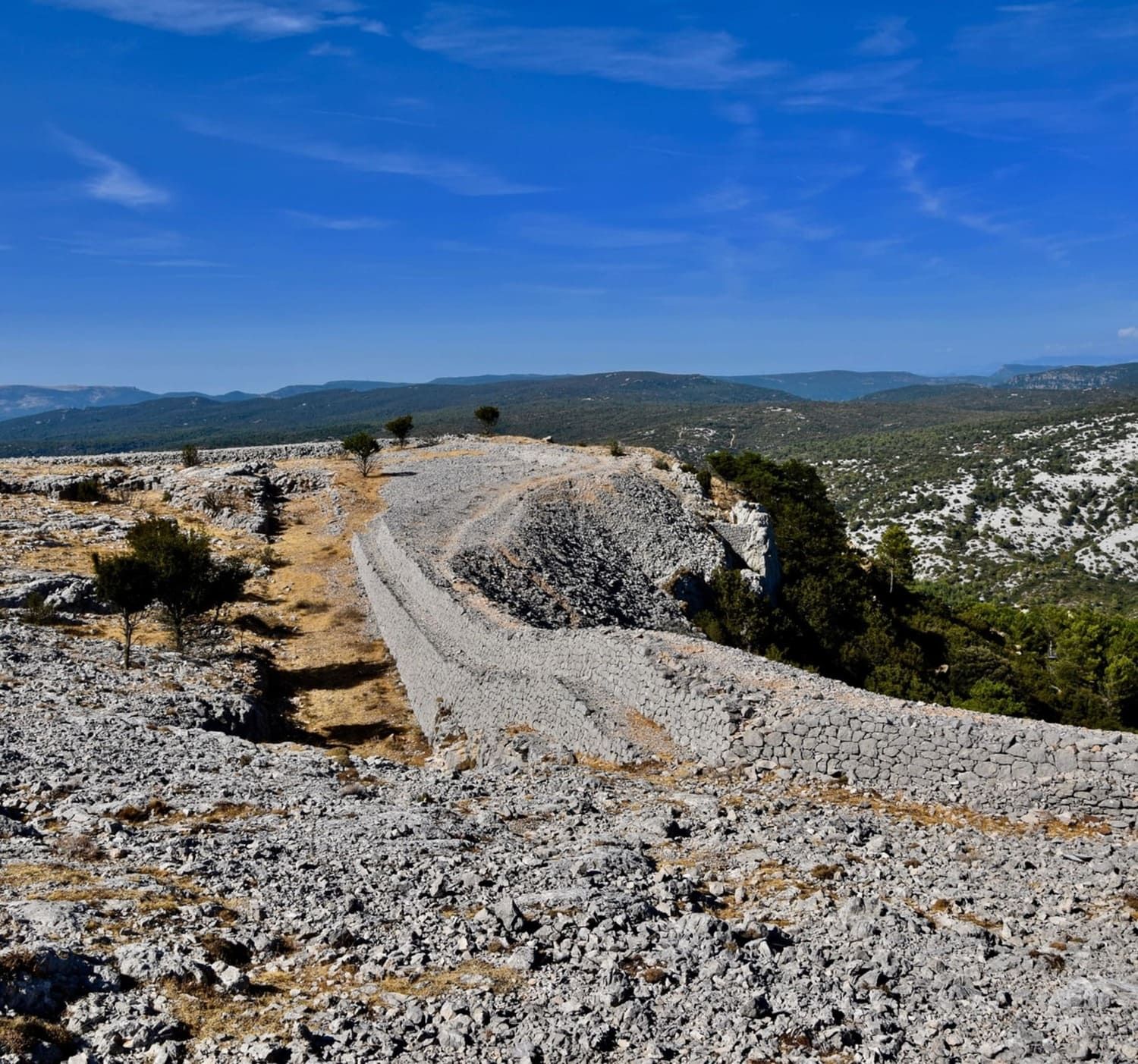 Randonnée mont Caume : terrain rocailleux sur montagne