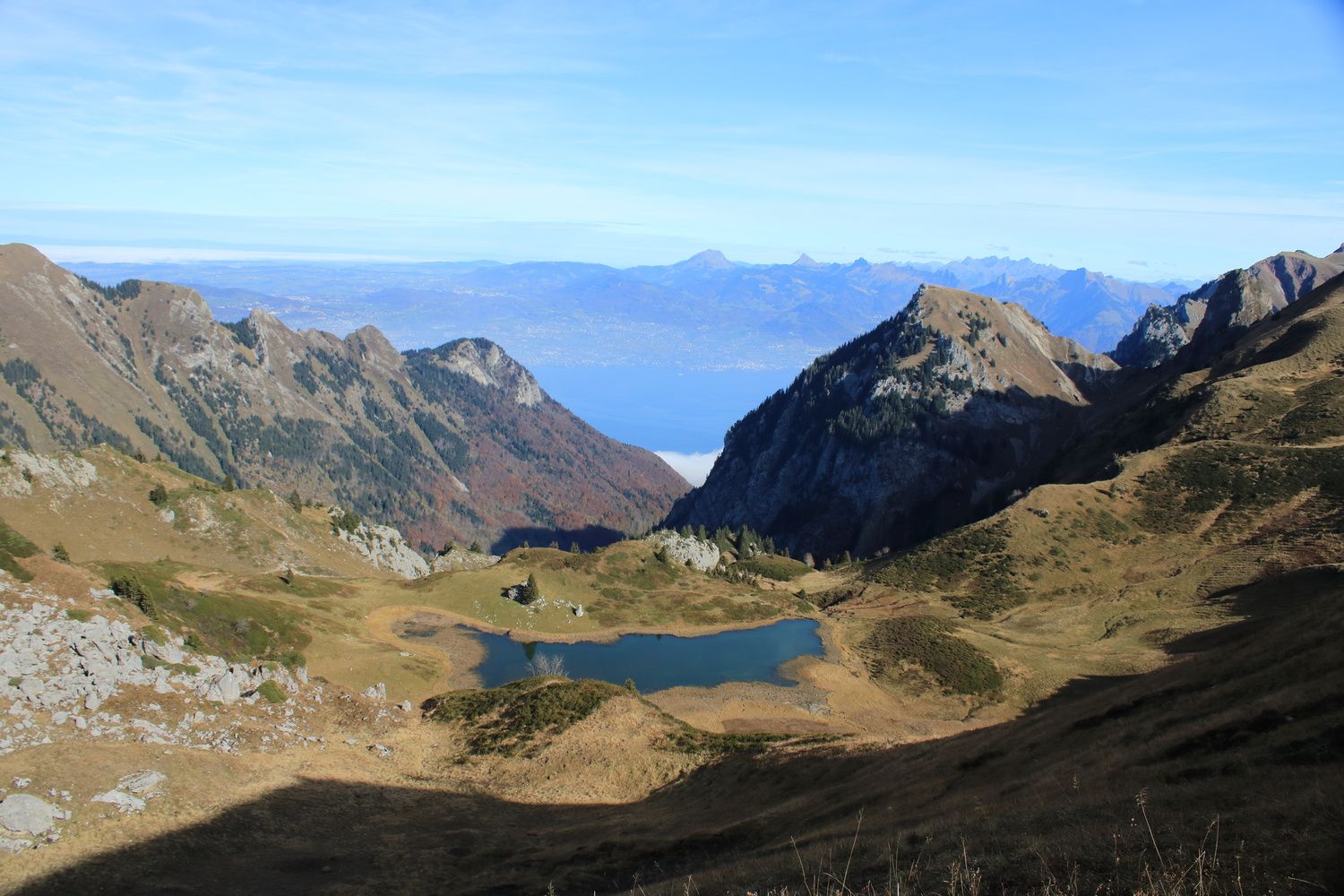 Vue sur le lac de Neuteu depuis le col de Bise.