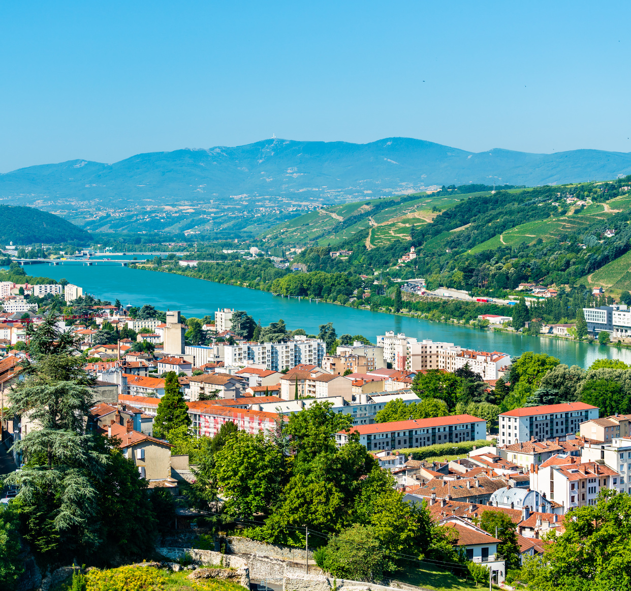 https://res.cloudinary.com/easymountain/image/upload/v1746585733/web/prod/routes/6597ddbf39701/sur-les-bords-du-rhone-a-vienne-de8924c210420bb662881c28c77edea8.jpg