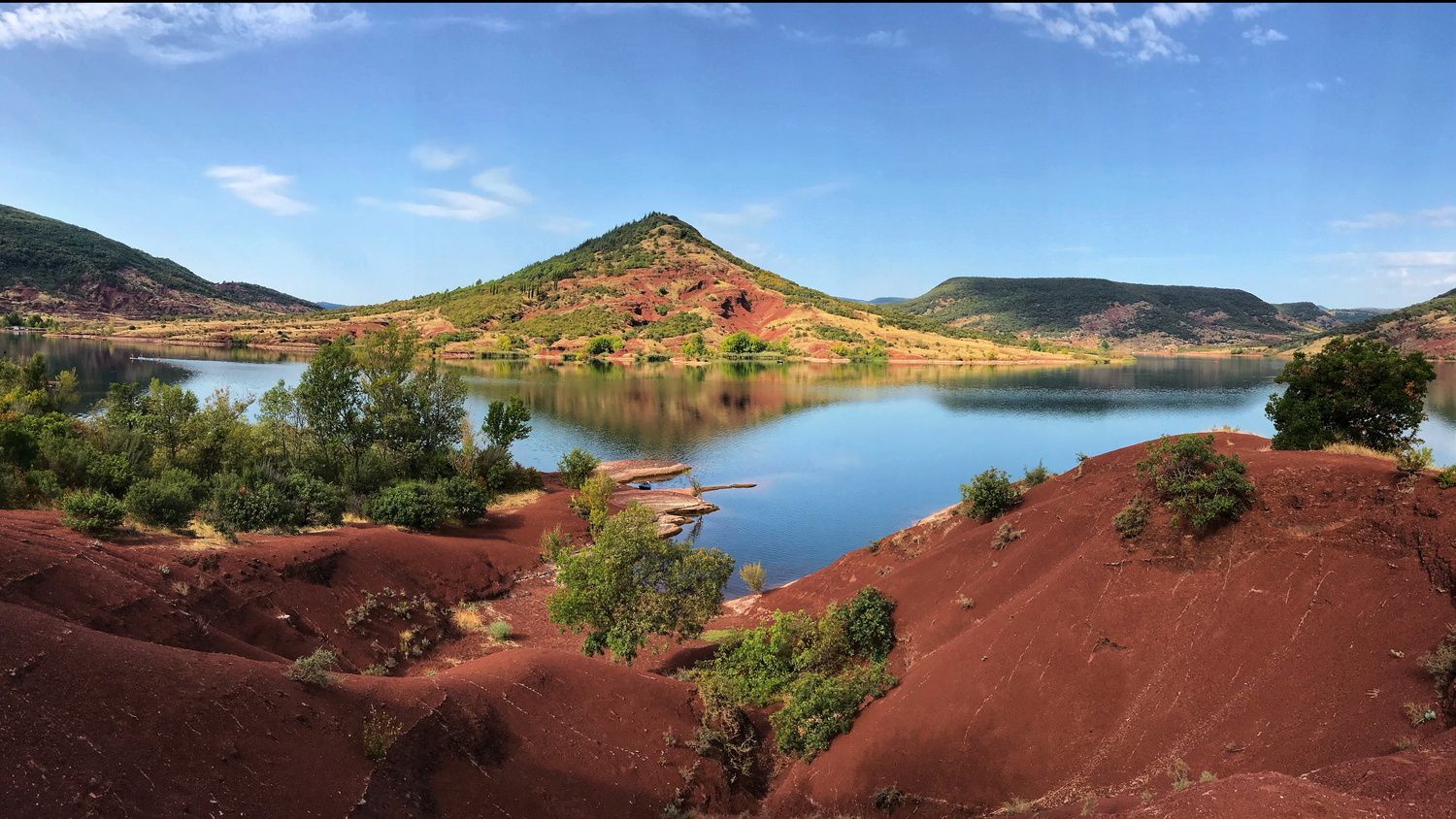 Le lac du Salagou tout proche du mont Liausson dans l'Hérault.