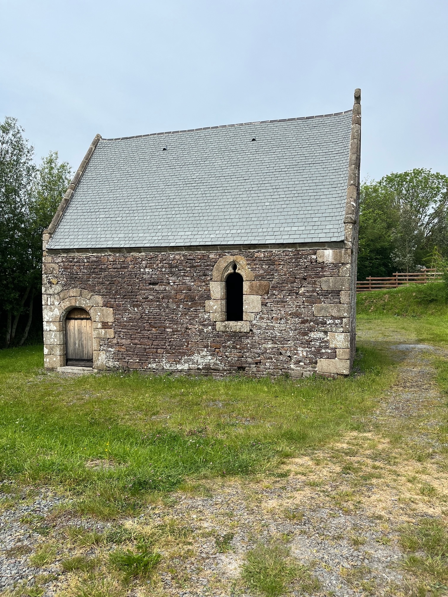 Vestiges de la Chapelle SainteSuzanne et balade rurale Decathlon Outdoor