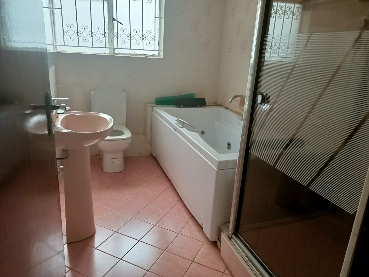 4 Bedroom House in Nyari