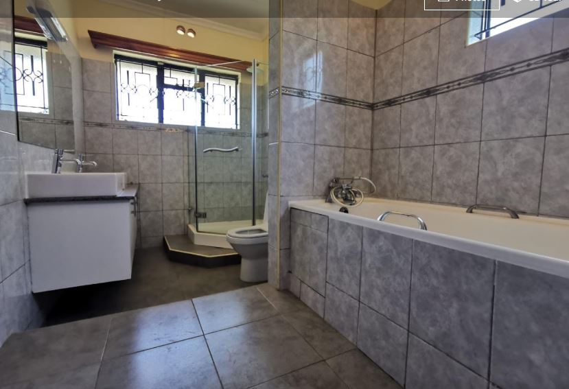 6 Bedroom House in Nyari