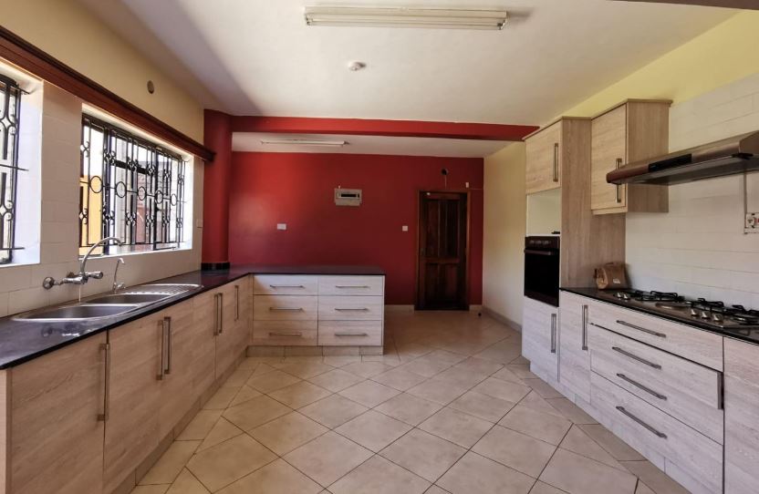 6 Bedroom House in Nyari