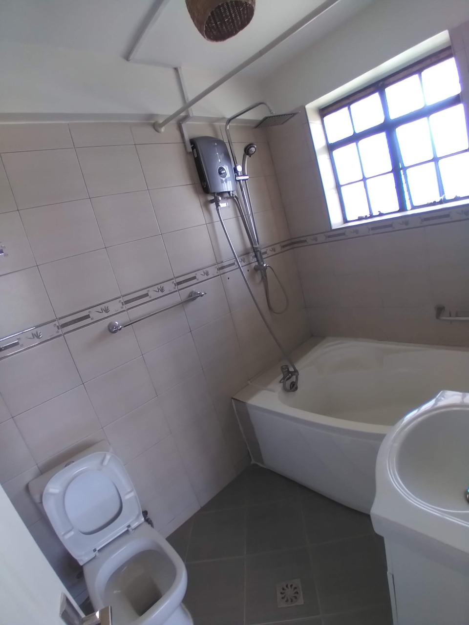 3Br unfurnished apartment + Dsq available for rent in Lavington