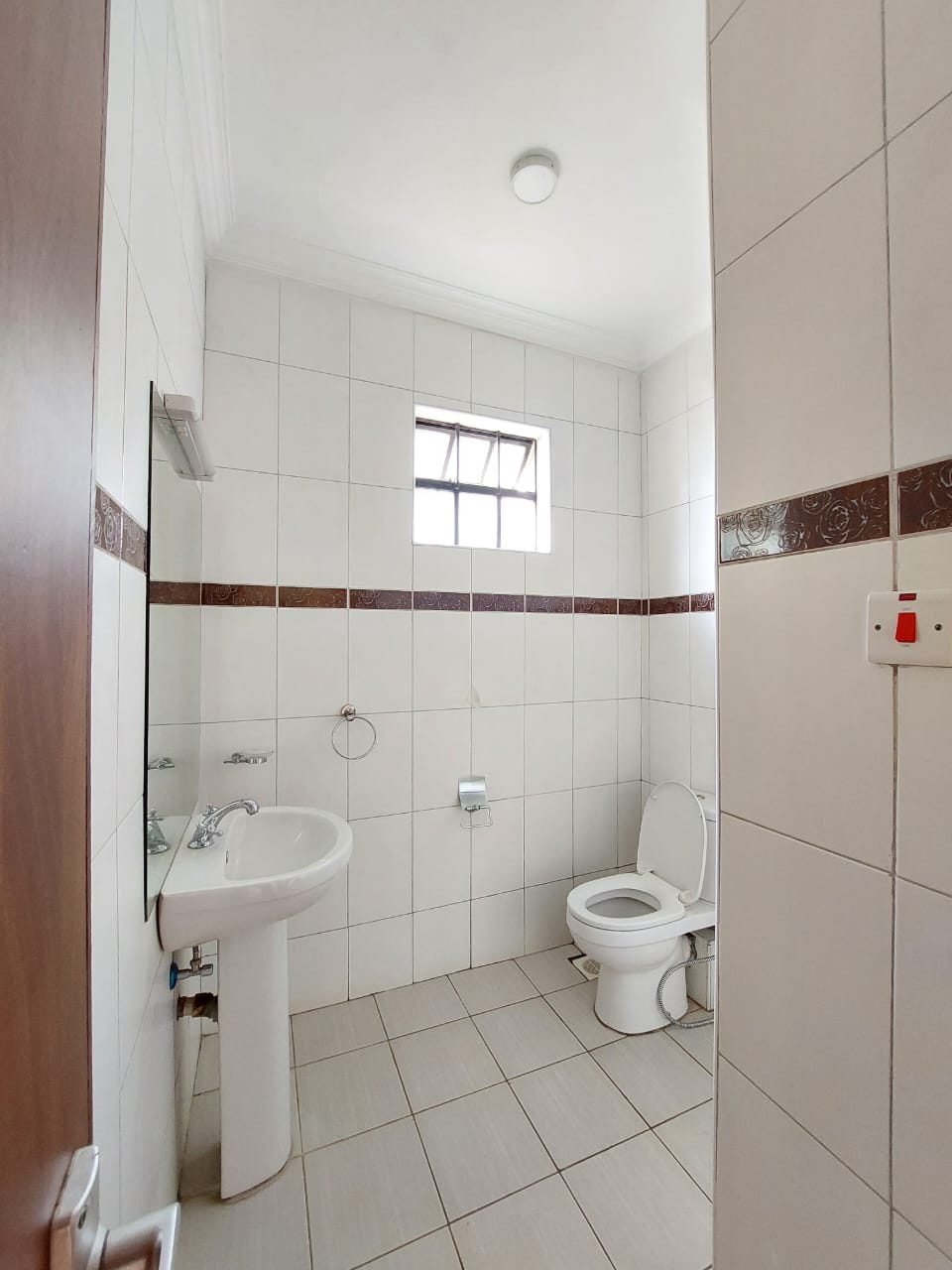 CHARMING 3 BEDROOM TOWNHOUSE IN LAVINGTON