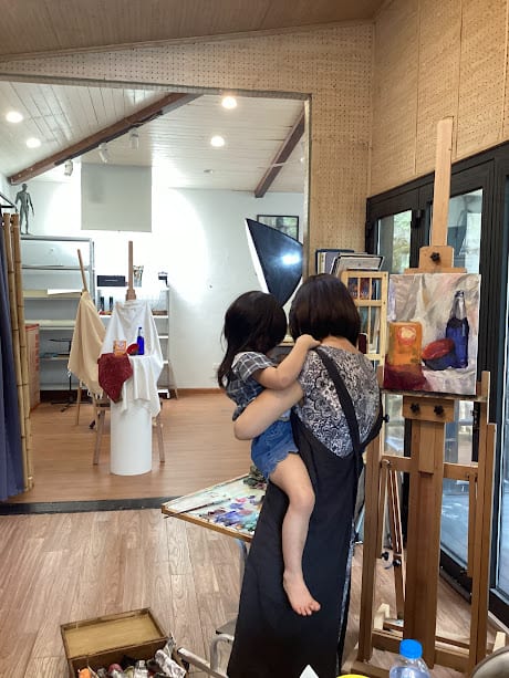 ハノイでアートを学ぶ日本人女性 ― Ayakoさんが子どもと一緒にArt Tutor Hanoiのファミリー向け絵画教室に参加