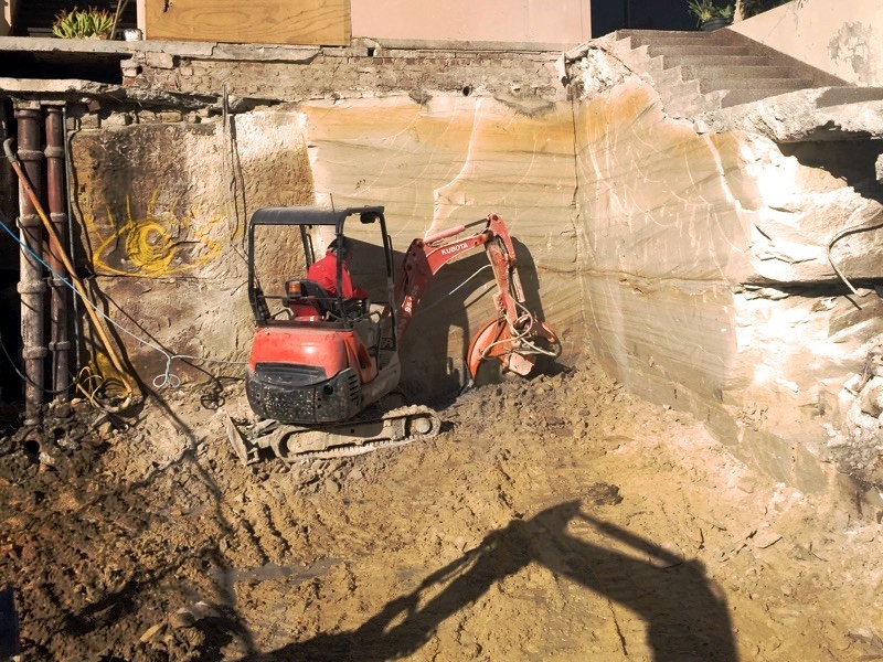 Excavations with Echidna diamond rocksaw using mini excavator