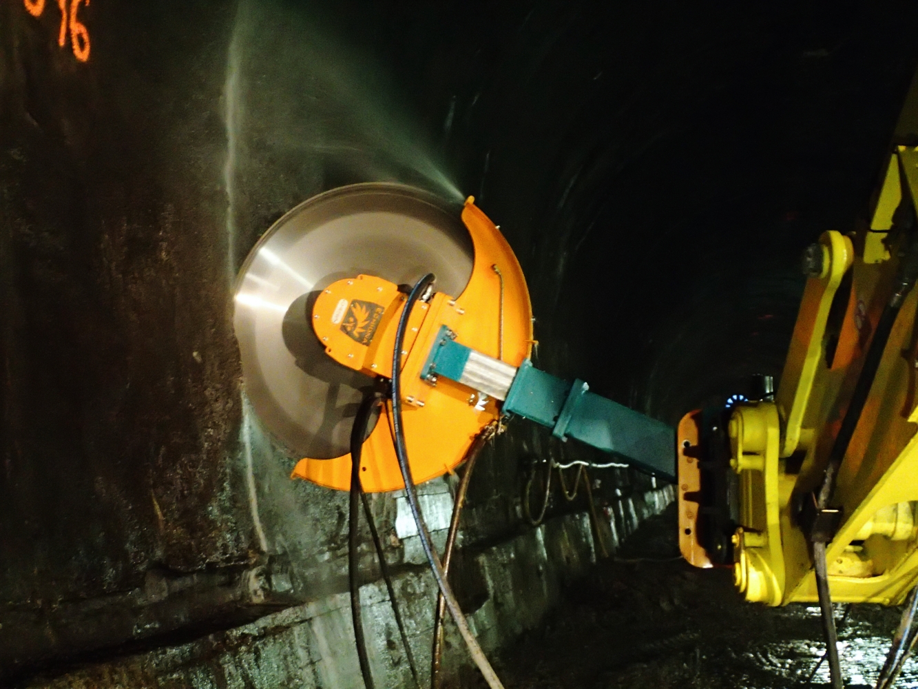 articulated cutting head in tunnel