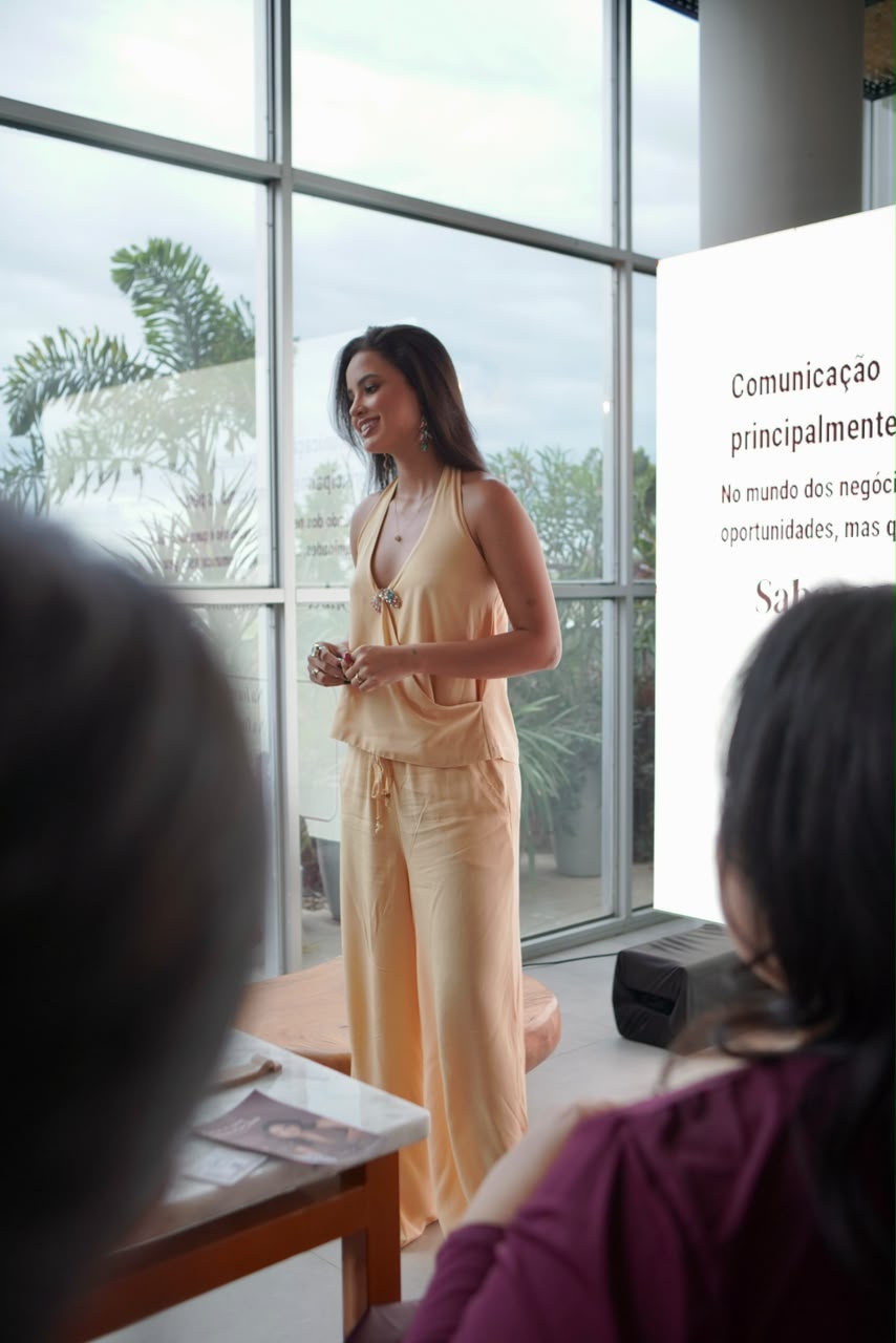 Delanny Letícia Ministrando Palestra e Mentoria de Comunicação