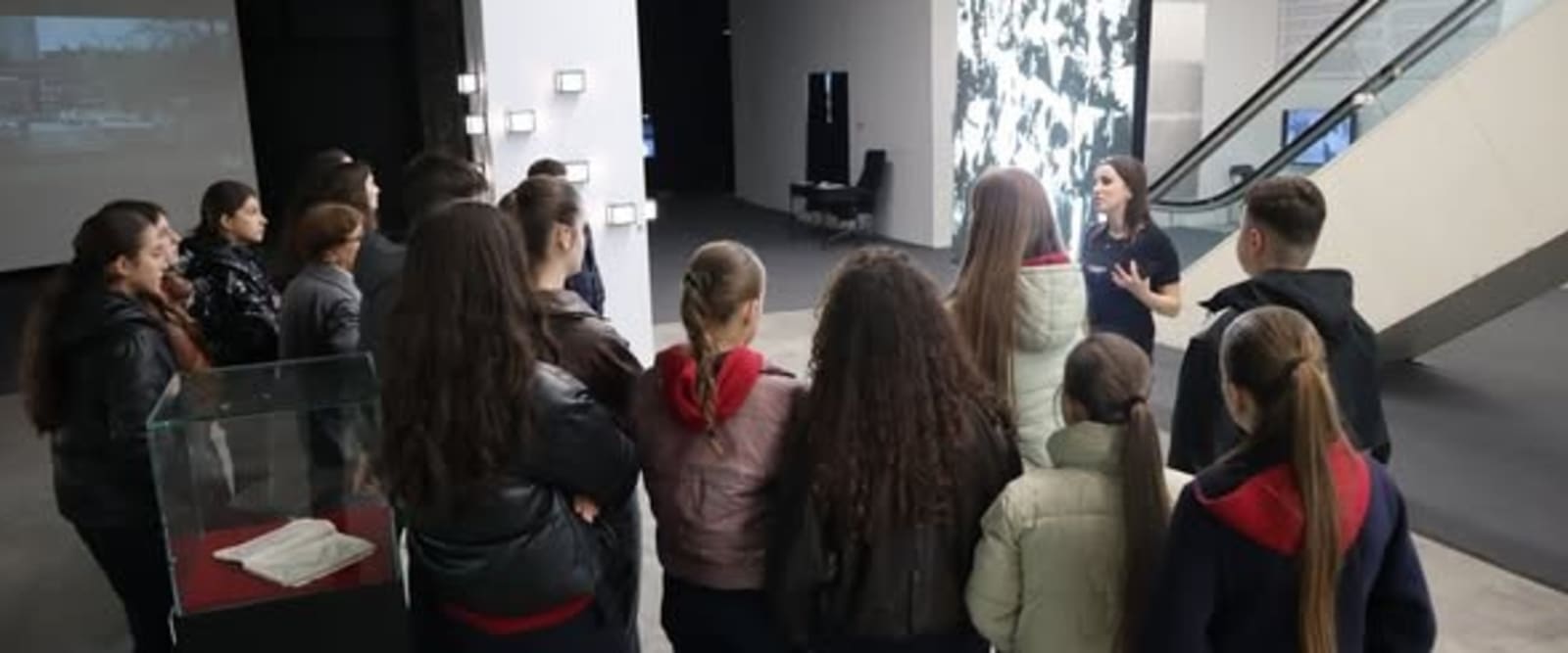 Nx&euml;n&euml;sit nga Gjonaj i Prizrenit njihen me historin&euml; bashk&euml;kohore t&euml; Kosov&euml;s n&euml; &ldquo;Reporting House&rdquo;