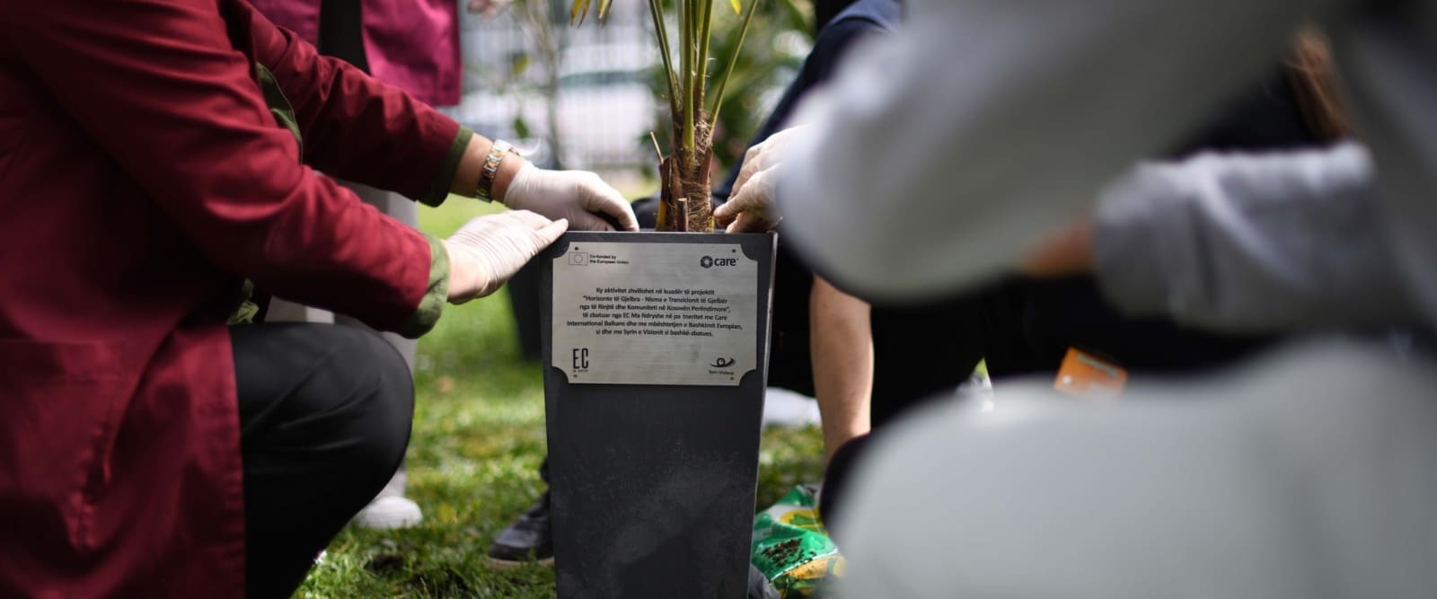 Nx&euml;n&euml;sit e SHMLE &ldquo;Kadri Kusari&rdquo; n&euml; Gjakov&euml; nd&euml;rmarrin nism&euml; p&euml;r gjelb&euml;rimin e hap&euml;sirave shkollore